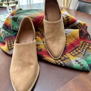 Cynthia Rowley Tan, Pointed Toe, V-Cut Side Booties. Size 10.